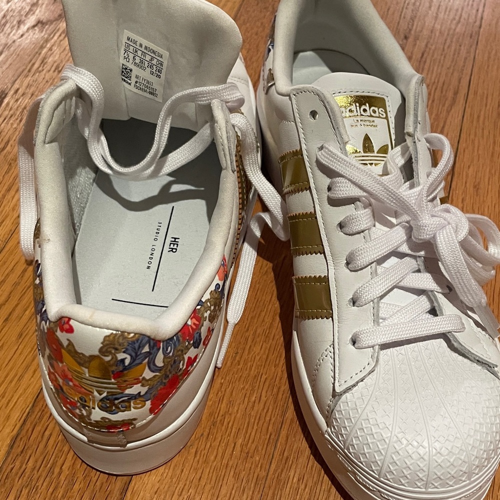 Superstar Women’s Adidas White Sneakers with Subtle Details Size: 7.50 - Picture 6 of 8